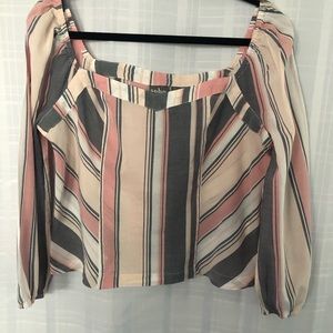 Striped cropped blouse.